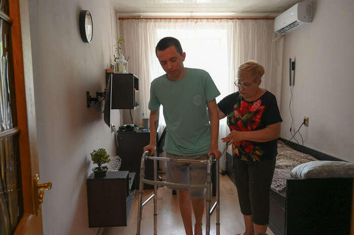 Марат с бабушкой. Фото: Лев Кацман для свет.дети