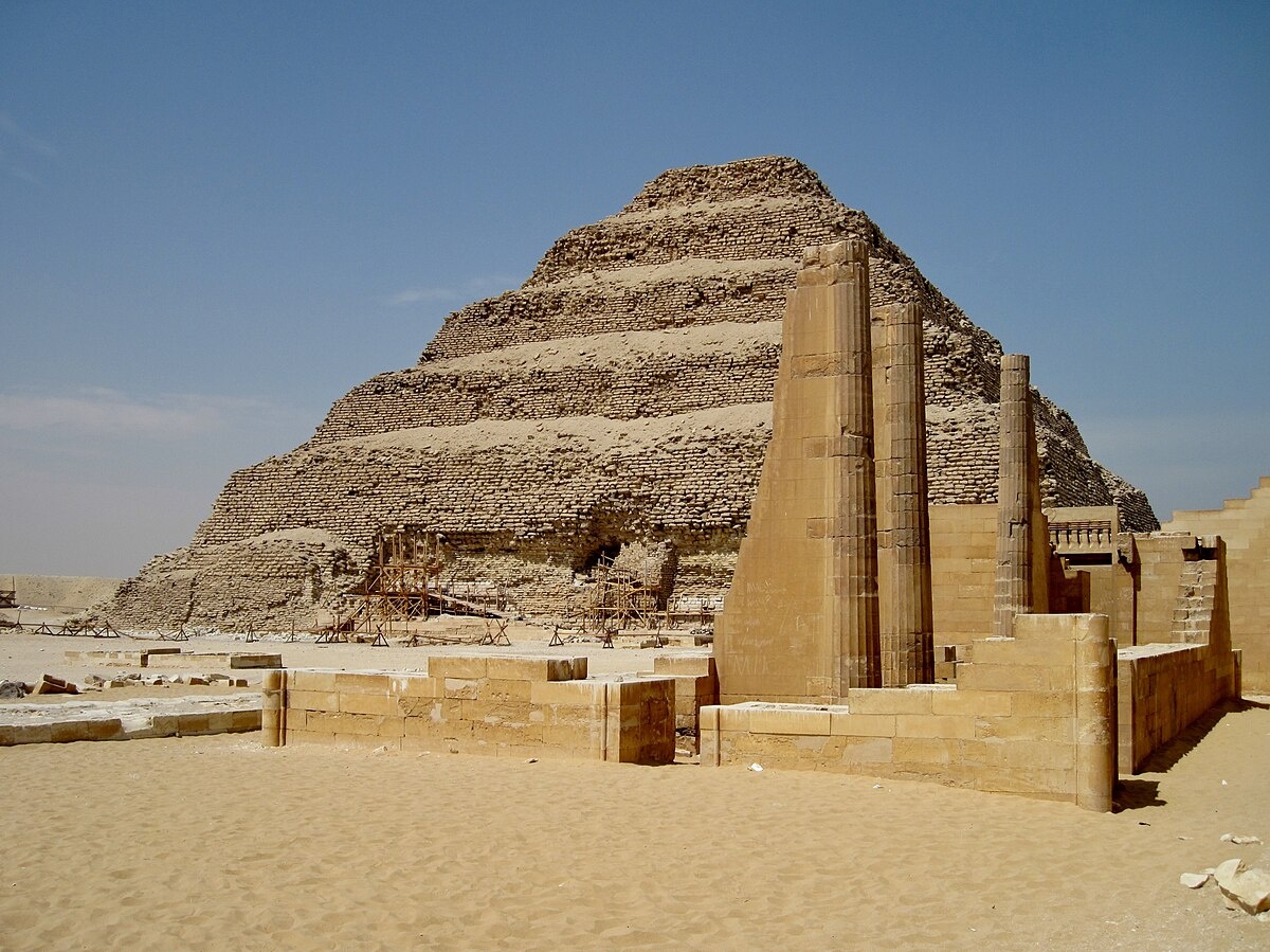 Пирамида Джосера. Источник фото https://commons.m.wikimedia.org/wiki/File:Sakkara_10.jpg