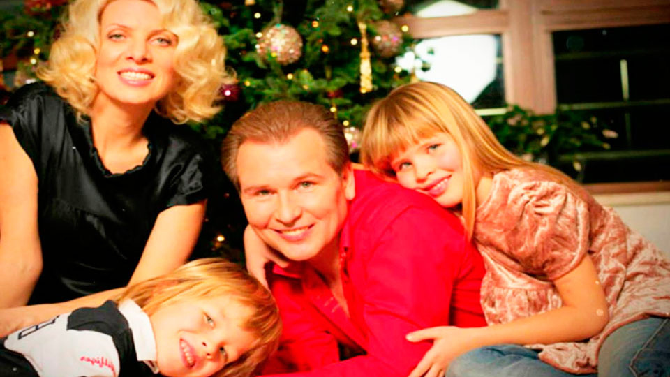 Александр Малинин с женой Эммой и двойняшками Фролом и Устиньей