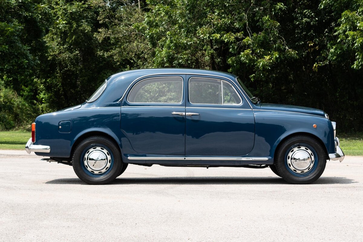 Дверцы распахиваются как у шкафа...