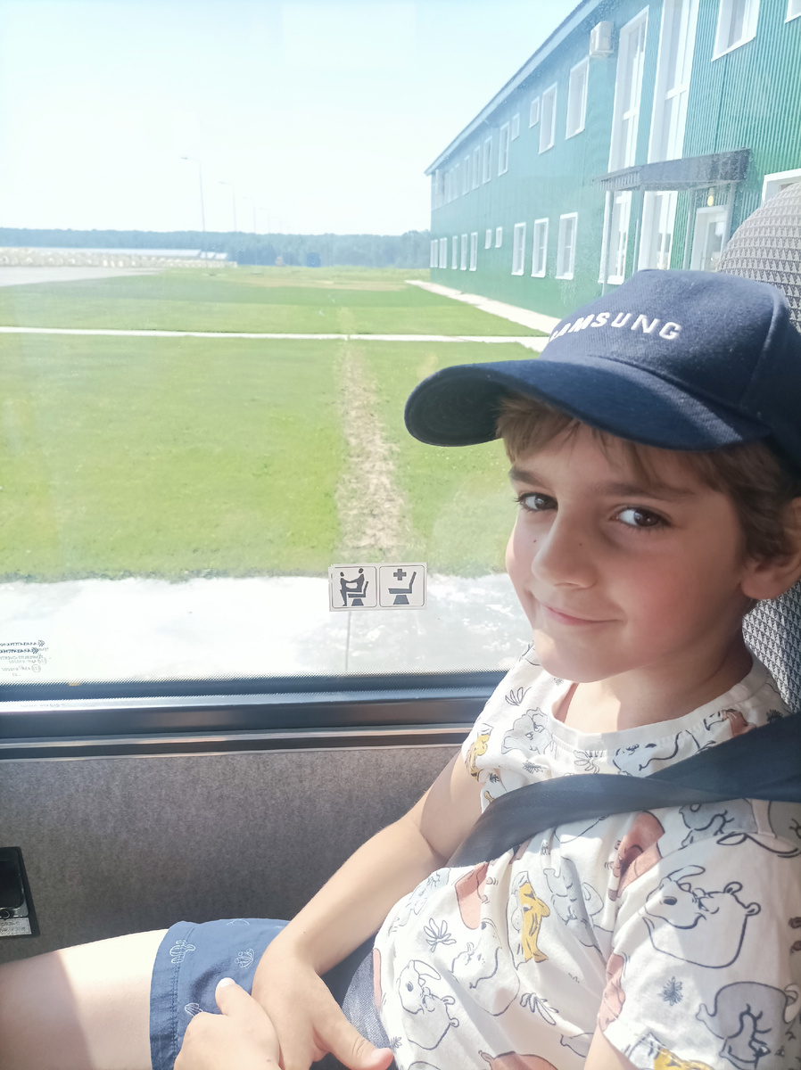 Передвижение по территории – только на автобусе. Просят пристегнуться. Вдруг корова будет перебегать дорогу.