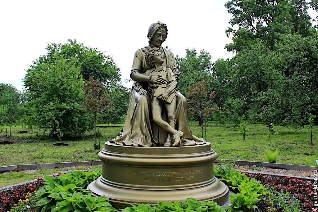Памятник А. Пушкину и его бабушке М.А. Ганнибал
