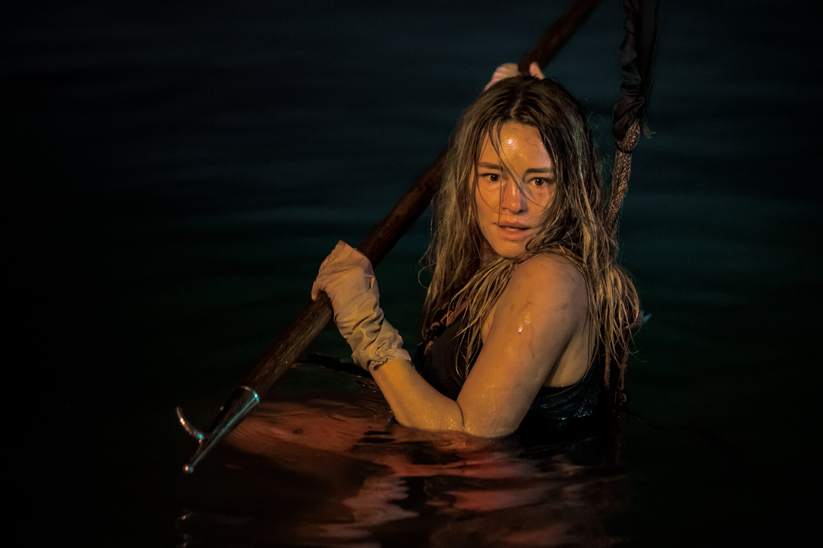 🎬 «Хищные твари» — фильм-обманка, где настоящие монстры выходят из воды не с плавниками, а с видеокамерой в руках