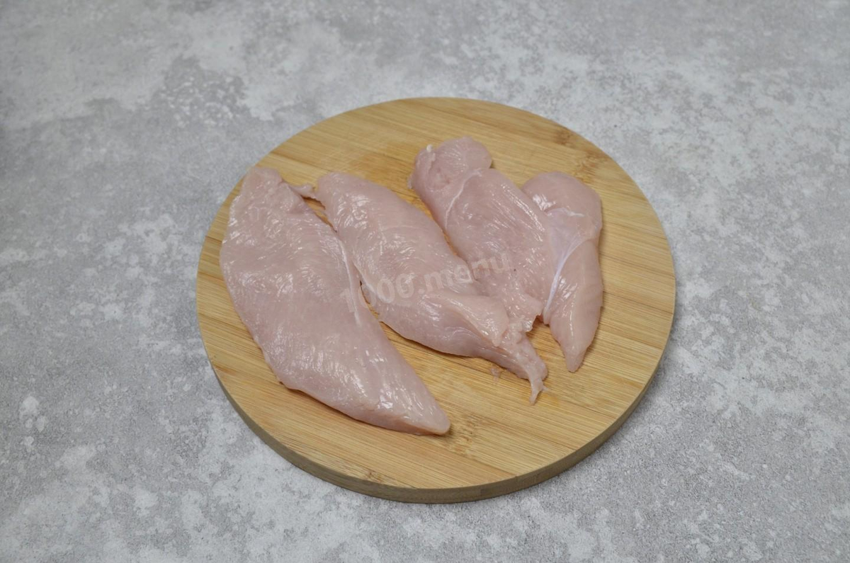 Мясо обмойте и хорошо обсушите бумажными полотенцами. Разрежьте филе на две или три части, в зависимости от его толщины.