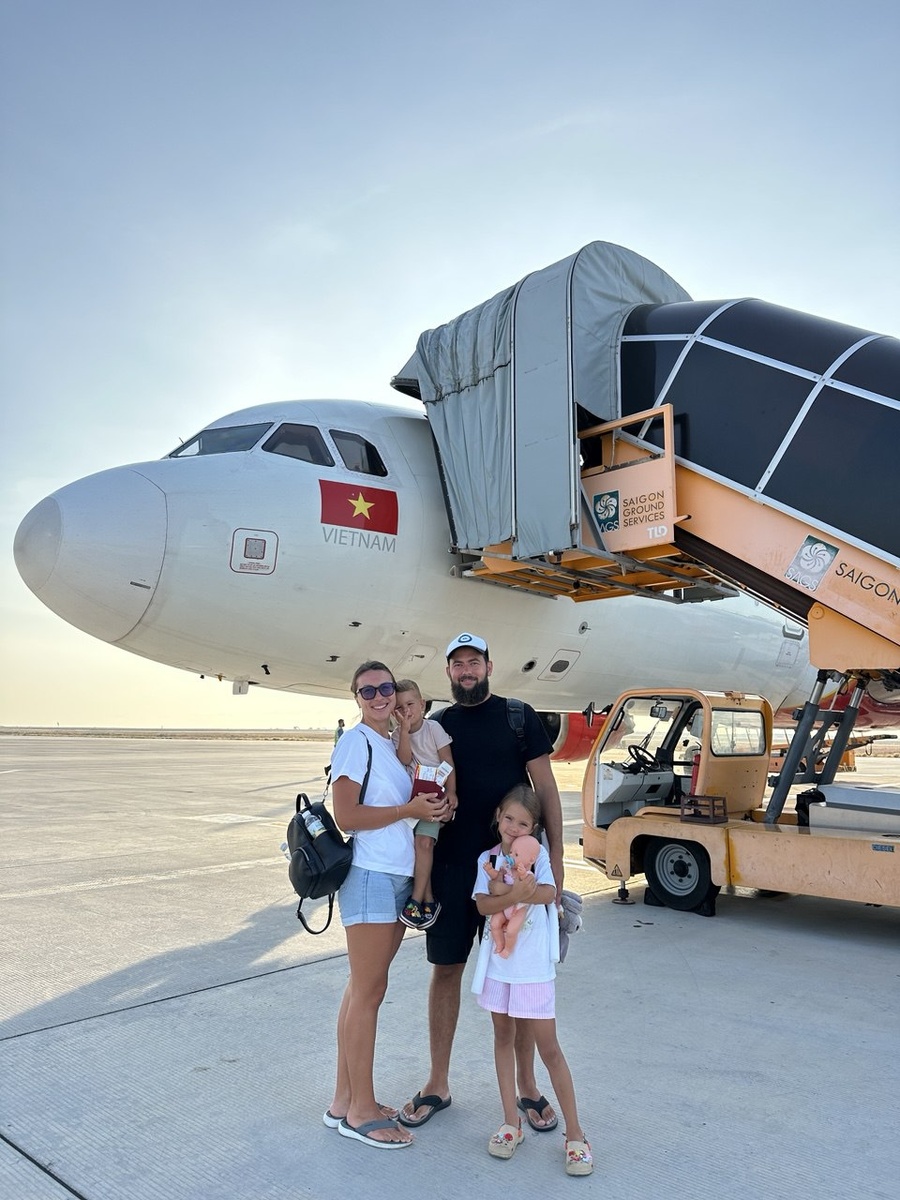 Перелет Сингапур - Вьетнам. Дочери - 6 лет, сыну - 2 года.