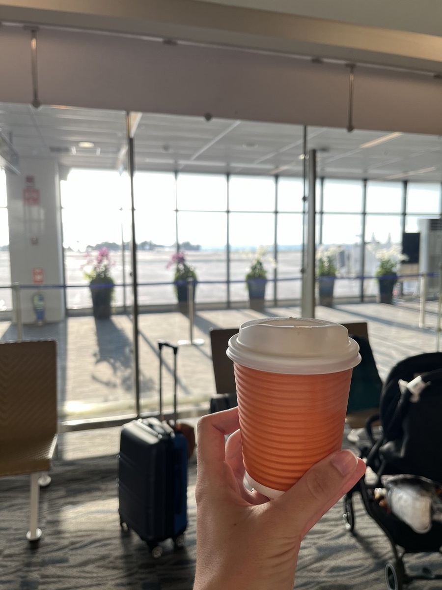 Самый вкусный кофе тот, что пьешь в аэропорту.