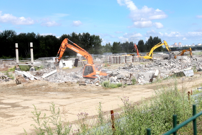    Стройплощадка школы на Пролетарской, 10 июля 2025 года. Фото Михаила Перикова.