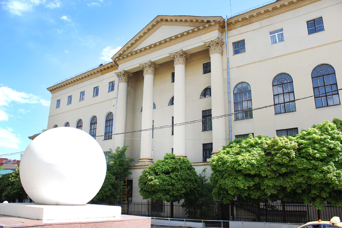 Вид с крыльца на ул. Казакова 16 - ныне НИЦ Телеком