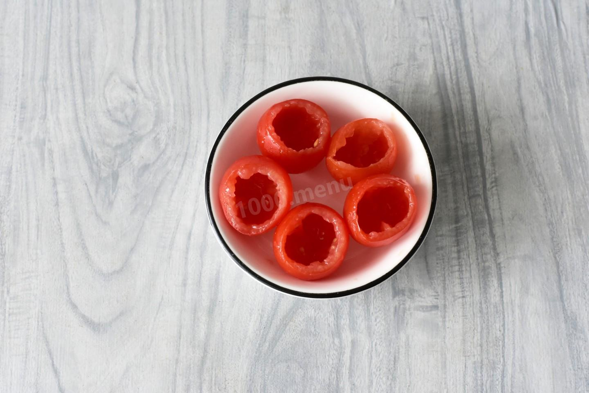 Помидоры черри вымойте, обсушите. Срежьте верхнюю крышечку. Чайной или кофейной ложечкой аккуратно достаньте мякоть, стараясь не повредить стенки. Чтобы было удобнее, можете сначала аккуратно вырезать мякоть по кругу ножом.