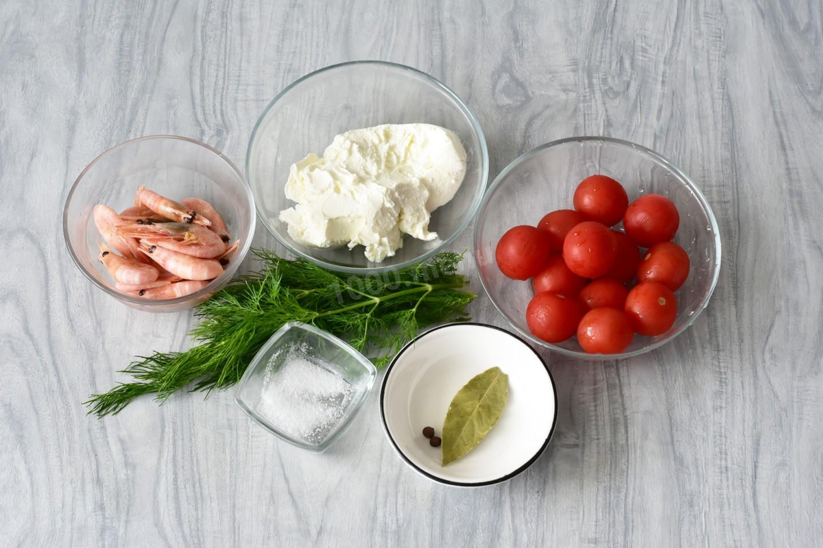 Как сделать помидоры черри с сыром и креветками? Для начала подготовьте необходимые ингредиенты по списку. Творожный сыр можете брать сливочный без добавок или с добавками по своему вкусу или можете заменить его плавленым или любым другим мягким по вкусу. Креветки легко заменить крабовыми палочками или консервированным тунцом.