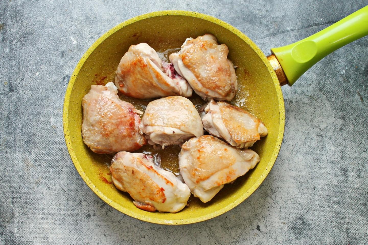 В сковороду налейте растительное масло и разогрейте на сильном огне. Подготовленные куски курицы положите в сковороду и обжарьте с двух сторон до золотистой корочки, примерно 3-5 минут с каждой стороны. А как подобрать лучшее масло и сковороду для приготовления узнаете из информации под шагами ниже.