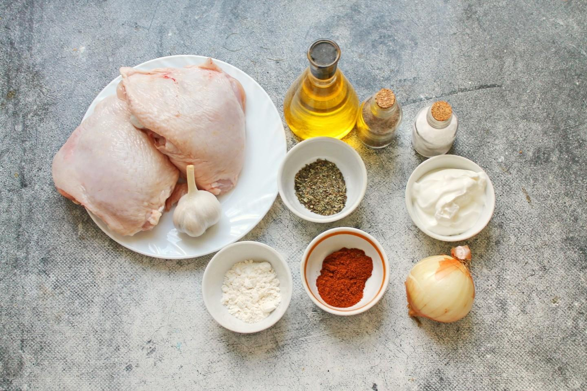 Как сделать гедлибже из курицы в сметанном соусе? Подготовьте все необходимые ингредиенты для приготовления. Овощи почистите и сполосните. Курицу (у меня куриные бедрышки), порежьте порционно, сполосните и обсушите бумажным полотенцем. Вы можете использовать другие части курицы. А какую часть курицы лучше взять, можно узнать, прочитав статью под рецептом ниже.