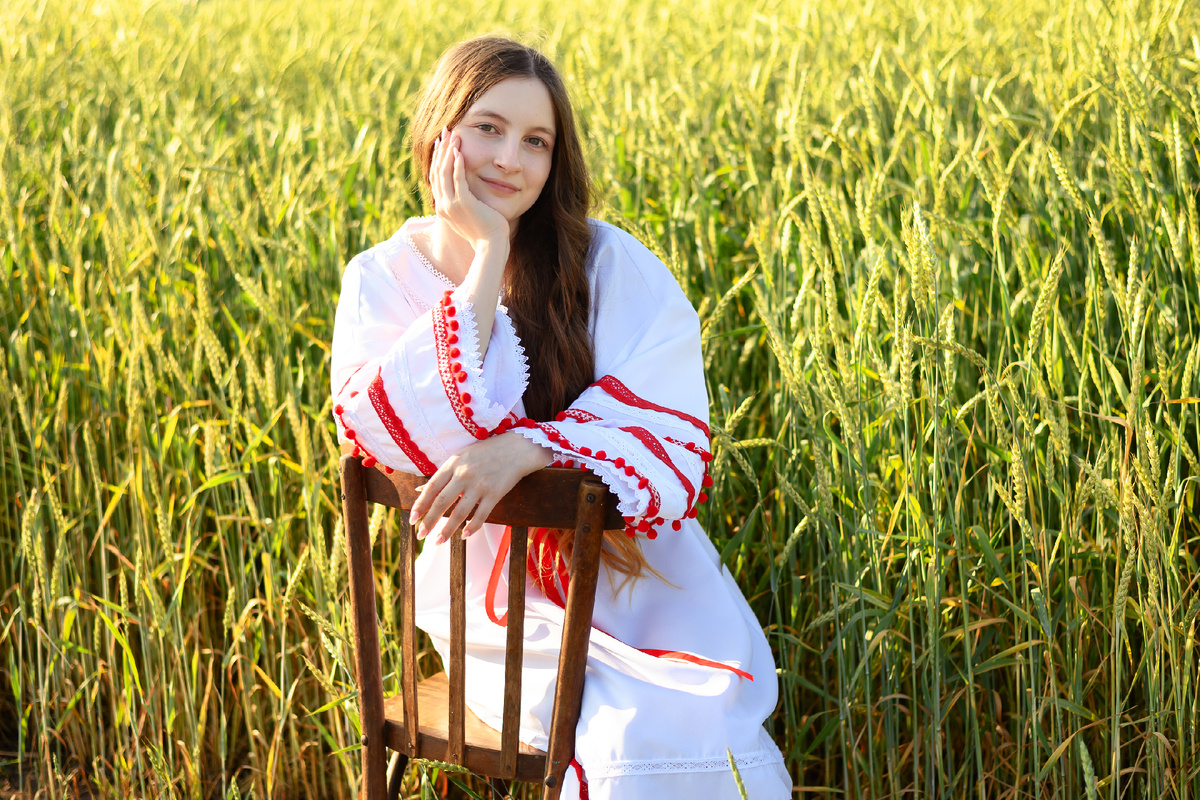 фотосессия девушки на пшеничном поле