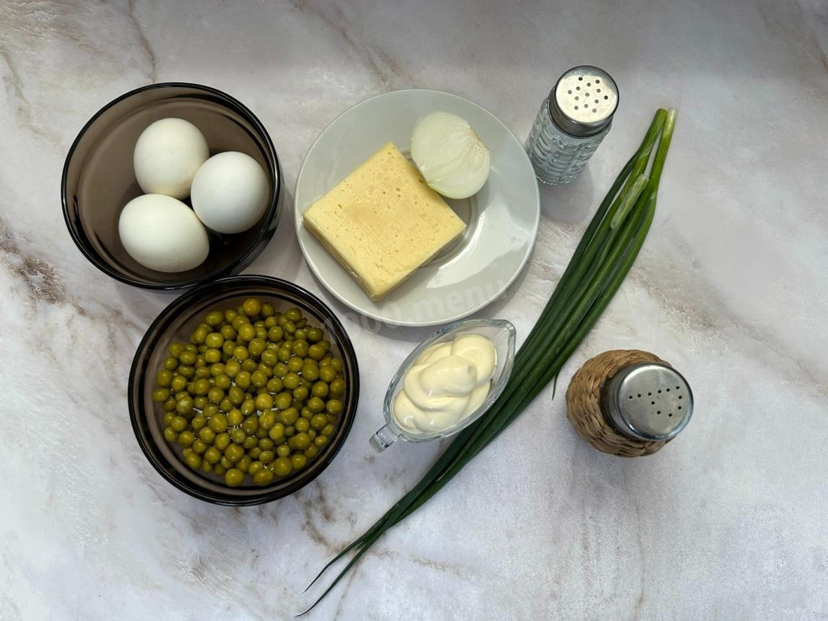 Как сделать салат Чайка с сыром и горошком? Для начала подготовьте все необходимые ингредиенты по списку. Консервированный горошек можно заменить на отварной зеленый горошек, а майонез на сметану.