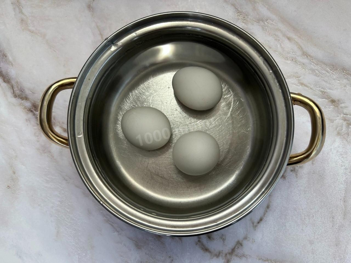 Яйца хорошо промойте под проточной водой со специальным средством, отварите вкрутую, охладите и очистите. О том, как выбрать кастрюлю для варки читайте в статье, ссылка под рецептом.