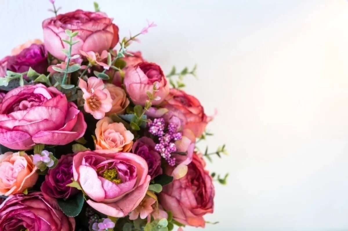    Пусть в этот день вам подарят множество букетов цветов.