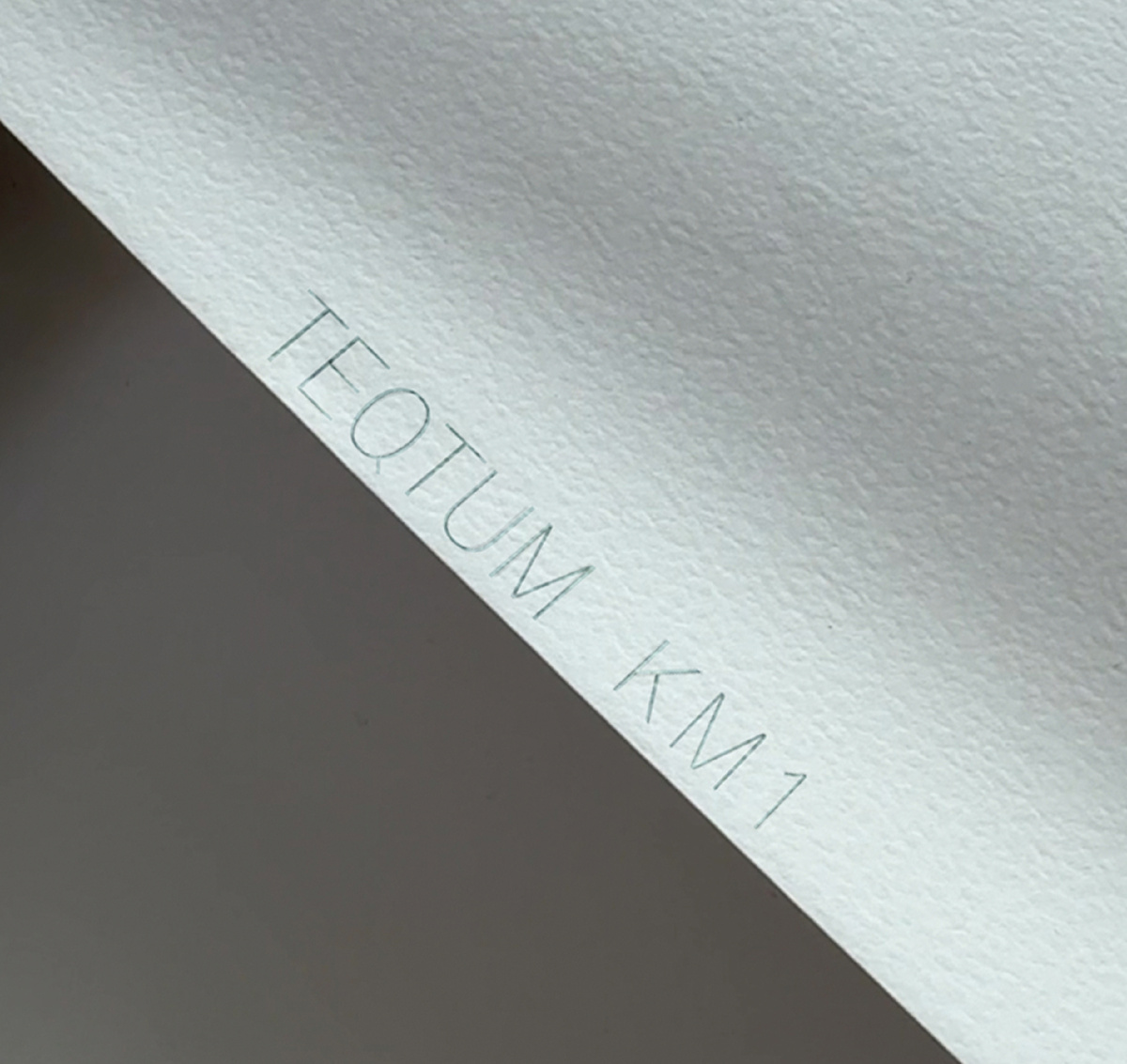 Так выглядит маркировка по кромке полотна TEQTUM KM1