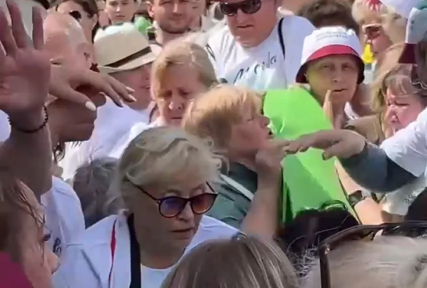 Очередь за ковриками в Лужниках