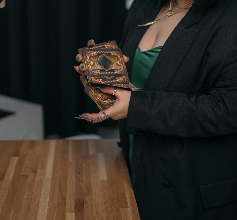 За годы практики я освоила несколько систем карт, провела массу раскладов онлайн и офлайн и обросла своим сообществом разумных людей, которые не уходят в крайности и чувствуют, что таро это проводник к нашим же мыслям