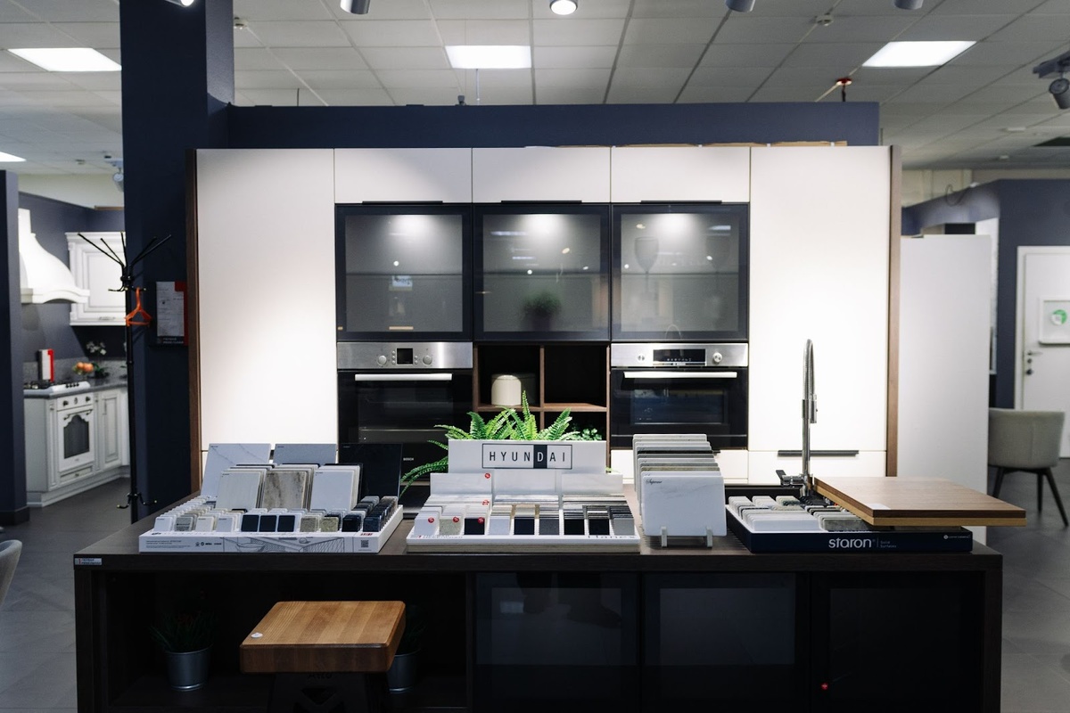 Салон кухонь в МЦ «Мебель Сити» в Санкт-Петербурге (Мебельная ул., д. 1). На фото: кухня ДУЭТ (МДФ+ПВХ)