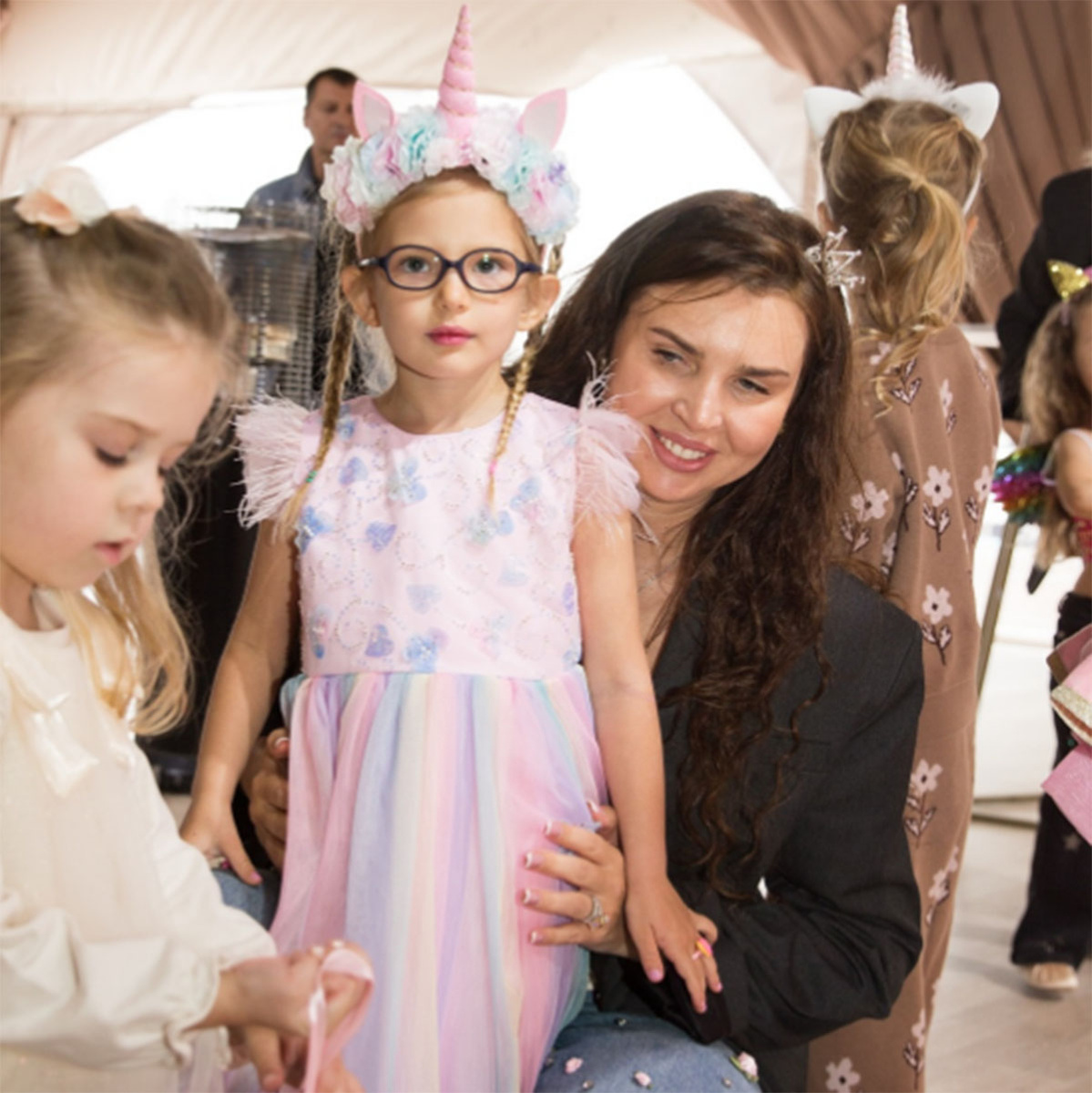 Элла Суханова с дочкой Эвелиной в день ее рождения. Фото: соцсети Эллы Сухановой