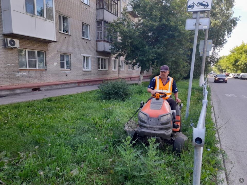    Работы по санитарному содержанию улиц Барнаула. Источник: barnaul.org