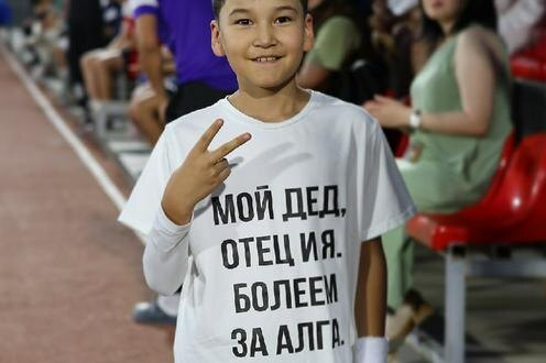 Юный болельщик. Фото пресс-службы ФК "Алга"