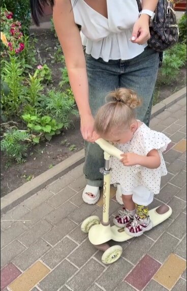    Лиза очень обрадовалась подаренному самокату. Фото: кадр видео