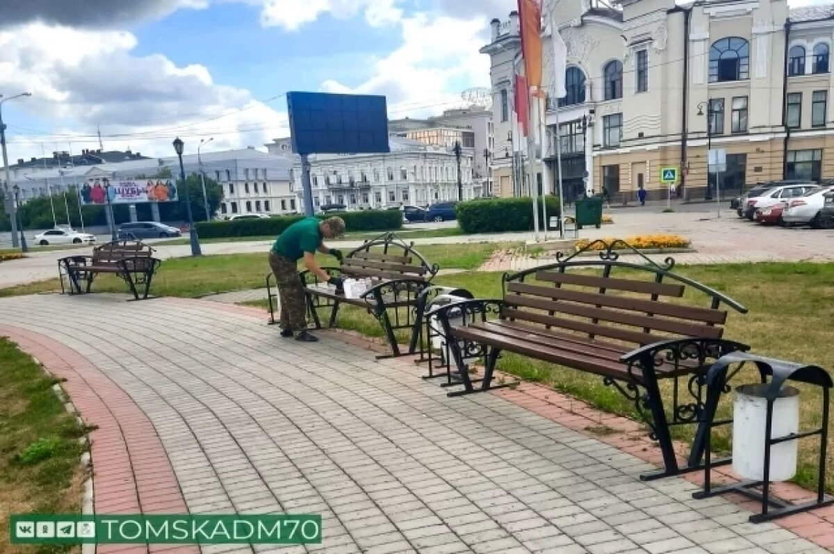    У речвокзала в Томске отремонтировали лавочки