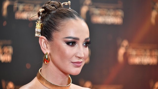 Ольга Бузова показала редкие фото с отцом за семейным обедом