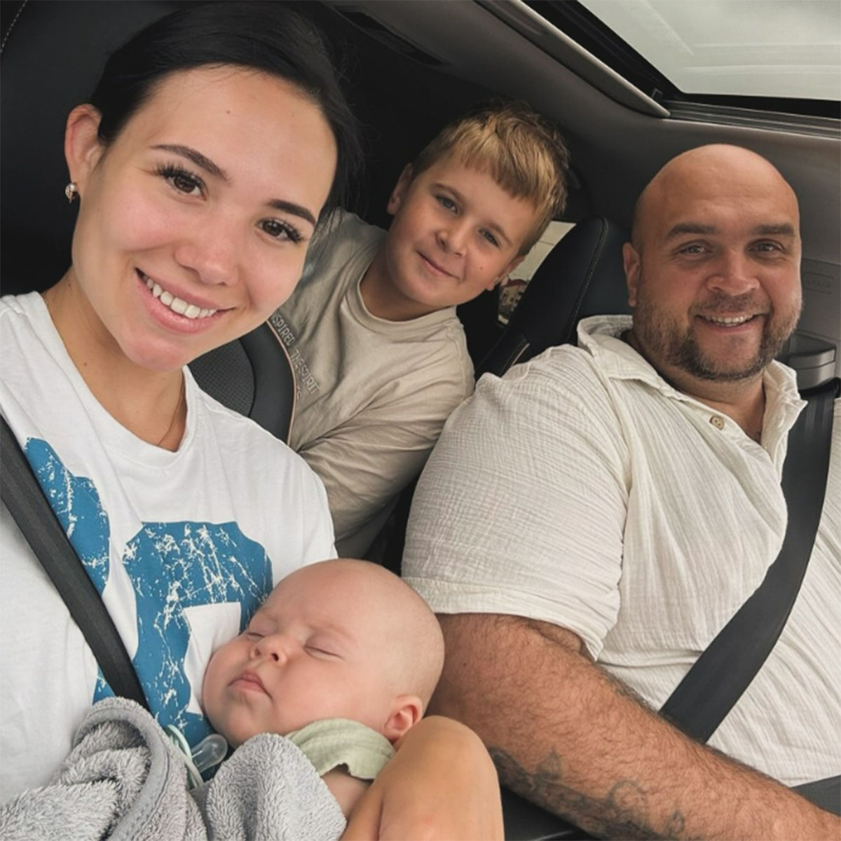 Глеб Жемчугов с женой Настей Роинашвили и сыновьями от разных браков. Фото: соцсети Глеба Жемчугова