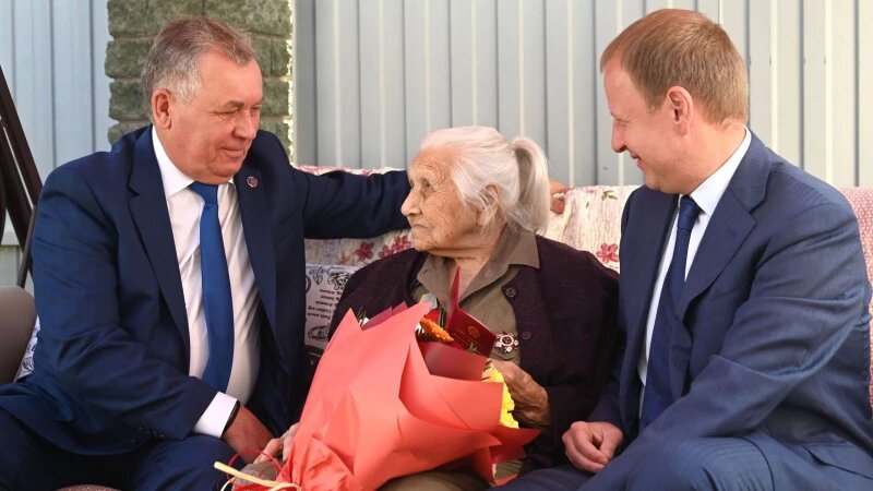     Ветерану Великой Отечественной войны Марии Максимовне Денежкиной вручили нагрудный знак «Почетный гражданин Алтайского края». Фото предоставлено пресс-службой Алтайского краевого Законодательного Собрания.