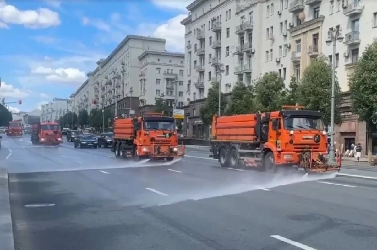    В Москве коммунальные службы из-за жары чаще поливают дороги