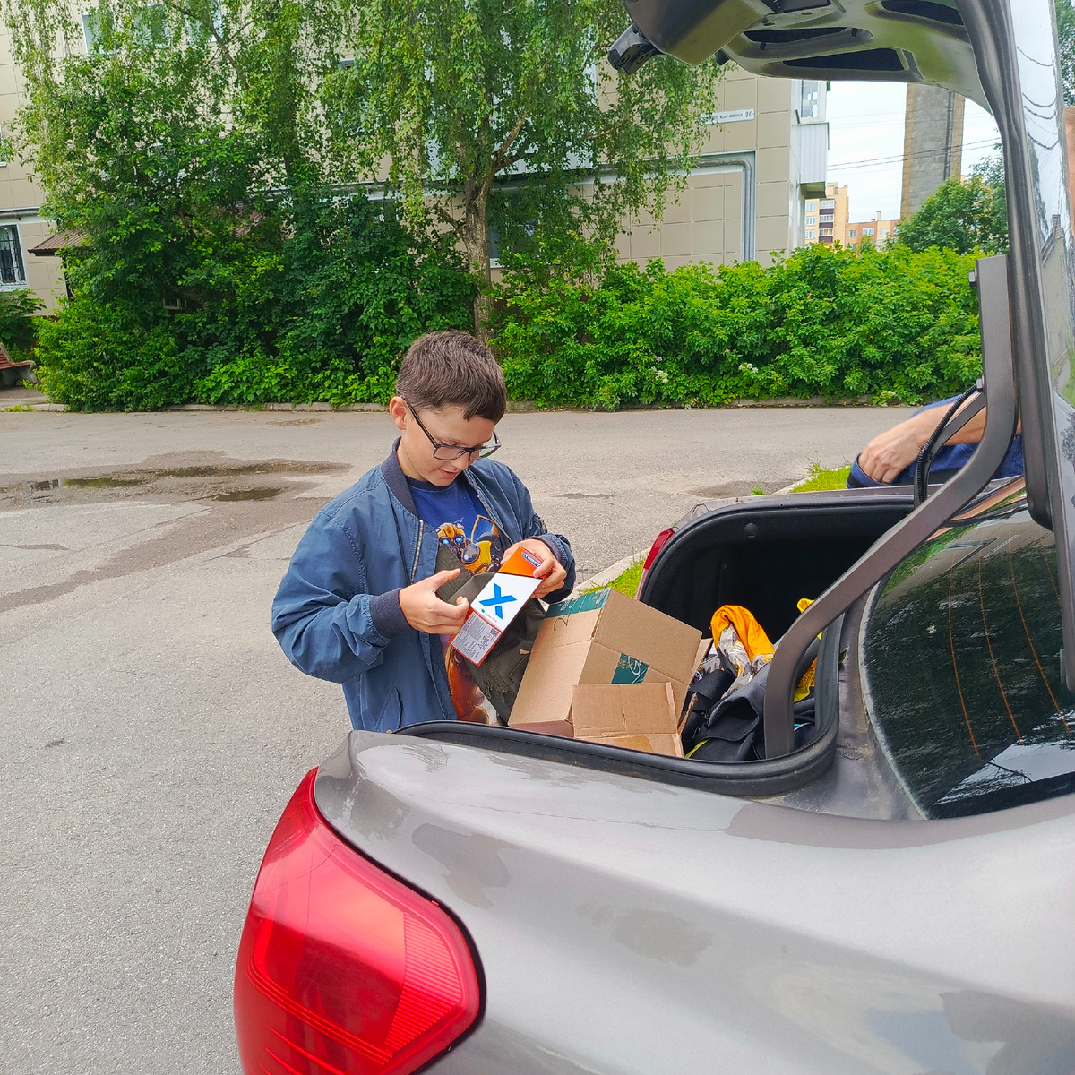 Подарки Захар начал получать ещё дома, а потом и в машине )))