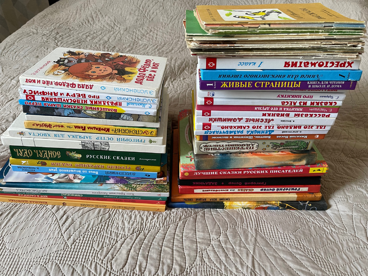 Слева стопочка уже прочитанного по списку. Справа что предстоит прочитать (конечно же не все это нужно прочитать, в какой-то книге 1-2 рассказа, какие-то книги дублируются).