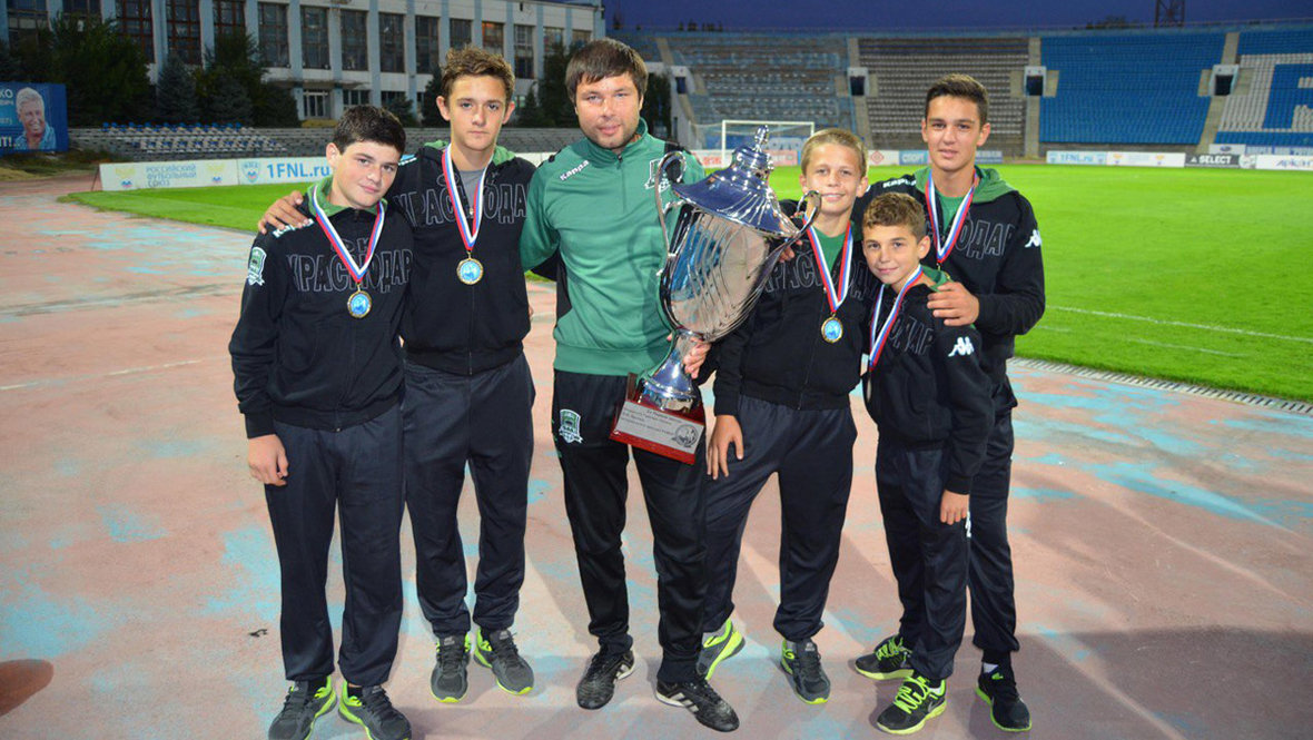 Мурад Мусаев с воспитанниками академии (второй справа — Эдуард Сперцян). Фото из личного архива Мурада Мусаева