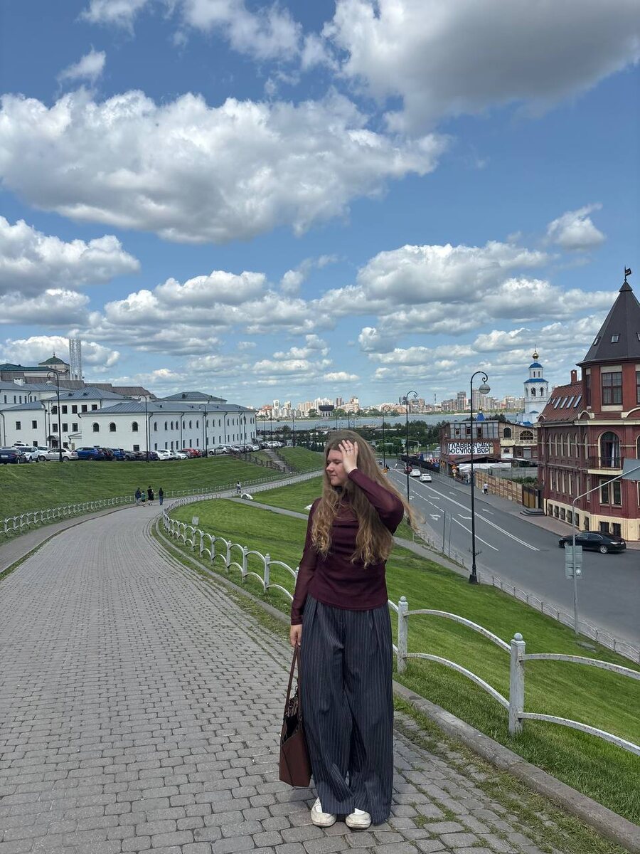 Городской пейзаж, где соседствуют архитектурные элементы разных культур