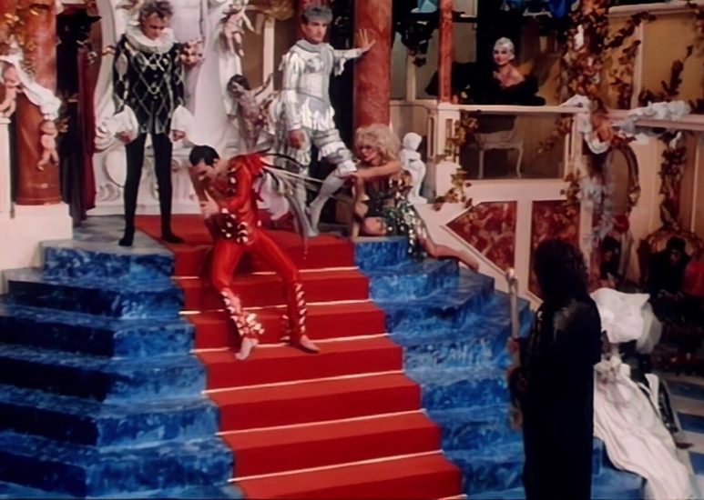 Фото из интернета, хорошо видно, костюм с глазками, перышками и маленкими крылышками внизу штанин