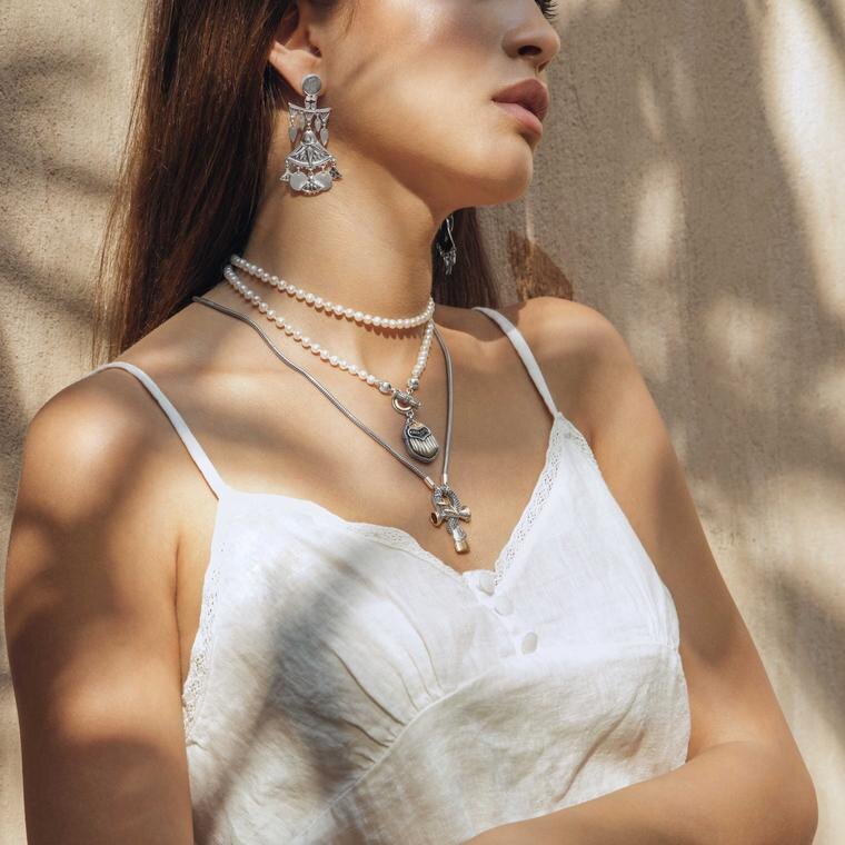 Ожерелье «Анкх» или «Ключ жизни» от Azza Fahmy — это новый взгляд на традиционный египетский иероглиф, обозначающий слово «жизнь».