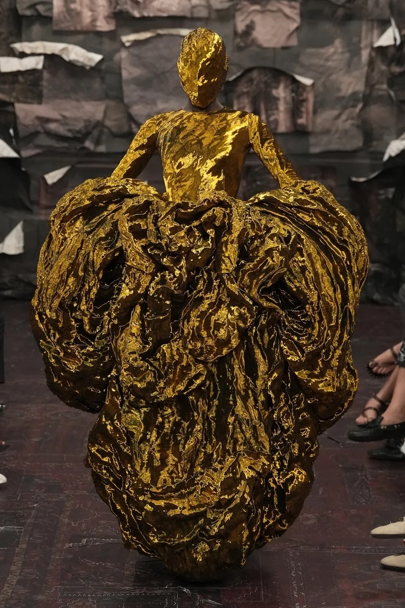    Бьющиеся сердца и маски-плакетки. Самое красивое с Недели высокой моды в Париже осень-зима 2025 (фото 2)