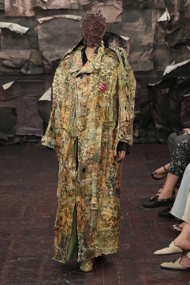    Бьющиеся сердца и маски-плакетки. Самое красивое с Недели высокой моды в Париже осень-зима 2025 (фото 3)