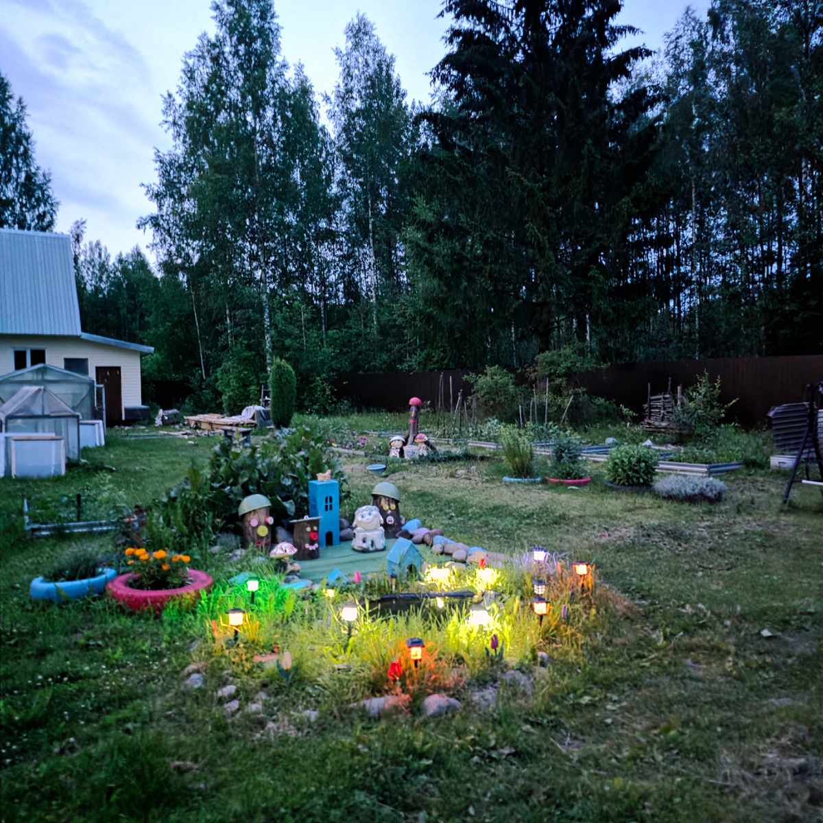 Час ночи, а я хожу по улице с камерой телефона между ливнями. Не могла из-за судорог сидеть и лежать 