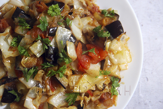 Рагу из капусты с баклажанами.