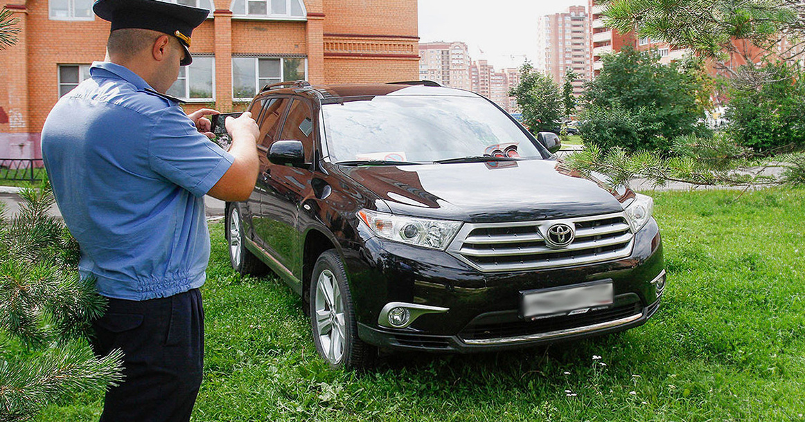 Фото заимствовано - https://moskvichmag.ru/gorod/v-moskve-skoro-pochti-sovsem-perestanut-parkovatsya-na-gazonah-za-god-chislo-narushenij-upalo-na-30/amp/