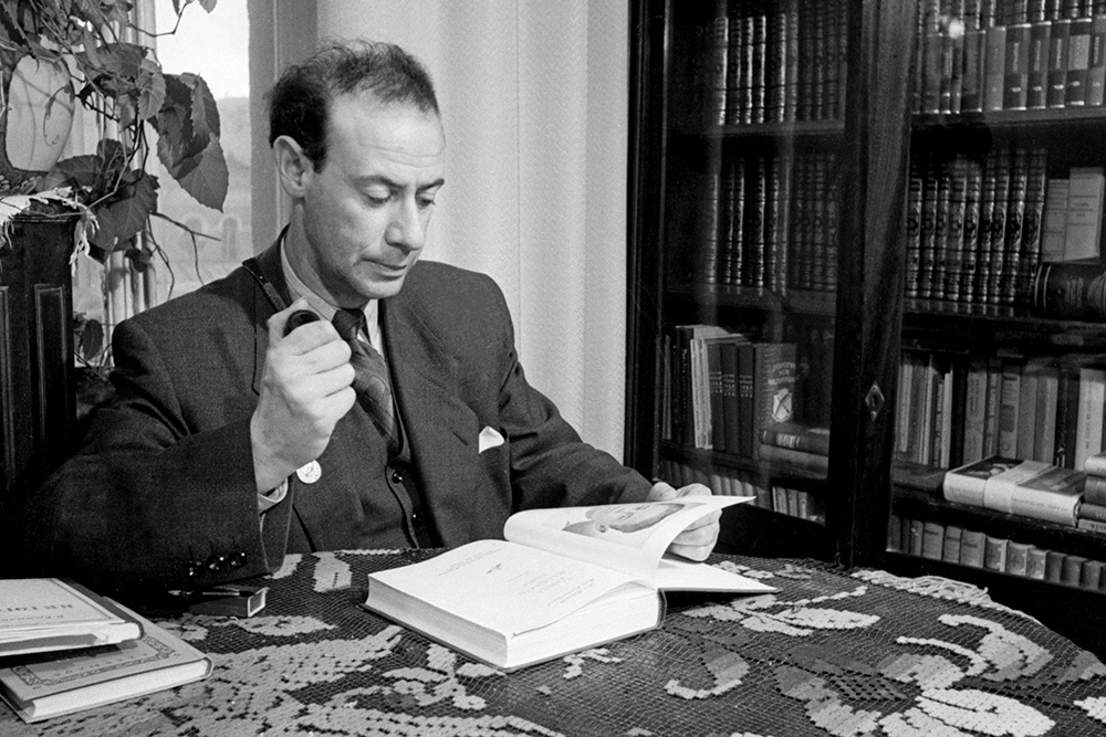   Лауреат Сталинской премии, писатель Лев Абрамович Кассиль в домашней обстановке. 1952 год / Б. Романов/ТАСС