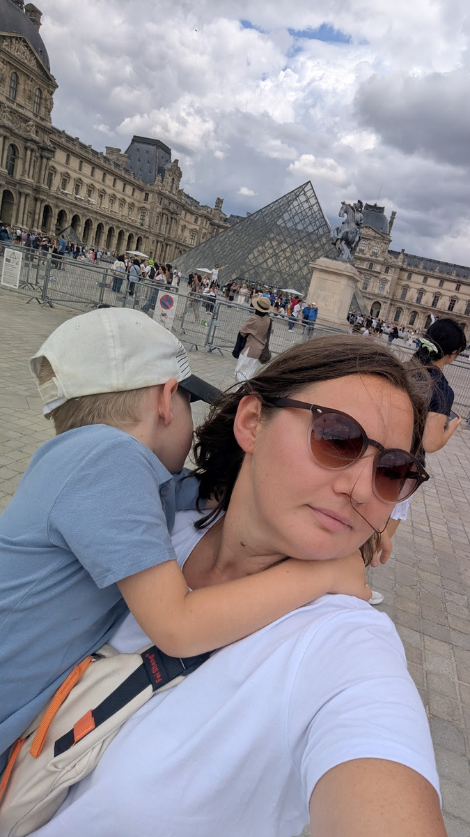 Попытка сделать фото у Лувра провалена