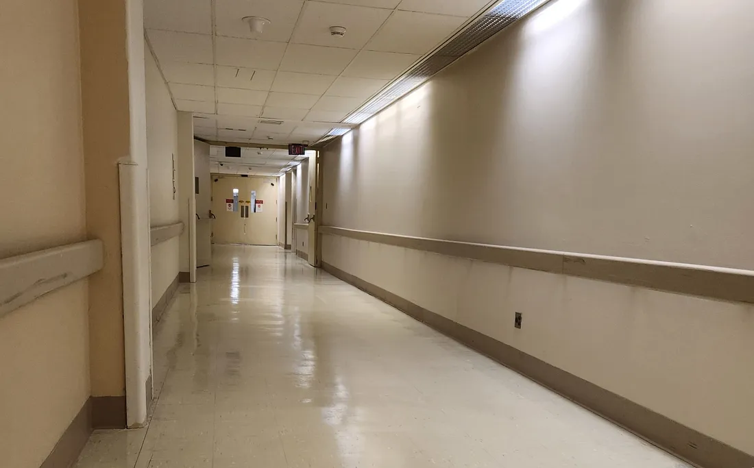 Коридор в отделении реабилитации в Вестчестерском медицинском центре