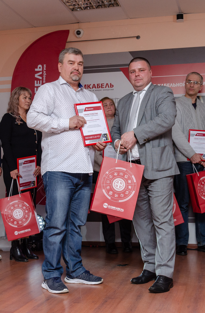 Свидетельство о занесении портрета на Доску почета А. С. Масалкину вручил заместитель директора по производству А.В. Касимов. 25.10.2024 г.