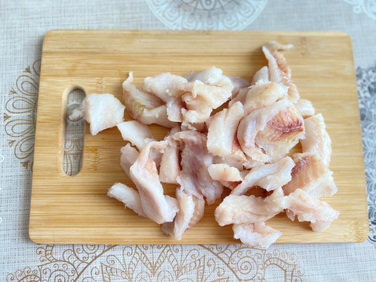 Каждое филе нарежьте на порционные кусочки. Посолите и поперчите по вкусу. Перемешайте и оставьте на 10-15 минут. В мисочку для кляра вбейте яйца. Если яйца крупные, то хватит одного. Добавьте сметану. Сметану можно выбирать любой жирности. Добавьте муку и при желании приправьте кляр любимыми специями. Какие специи отлично подойдут к рыбе можно узнать в конце рецепта. Хорошо всё перемешайте.