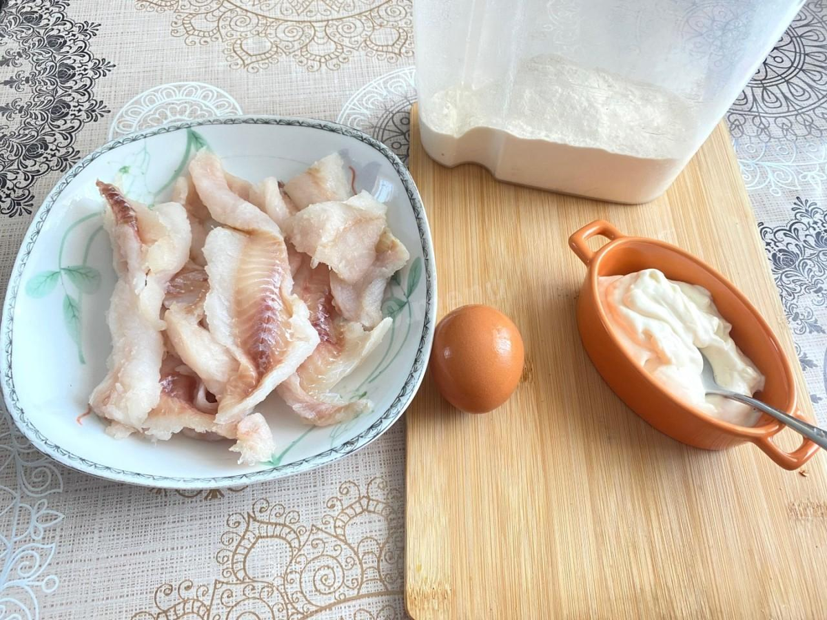 Как сделать филе хека в кляре? Подготовьте все необходимые ингредиенты. Я использовала готовое филе, если у вас целая тушка, то отделите от неё филе самостоятельно. Как это сделать читайте в конце рецепта.